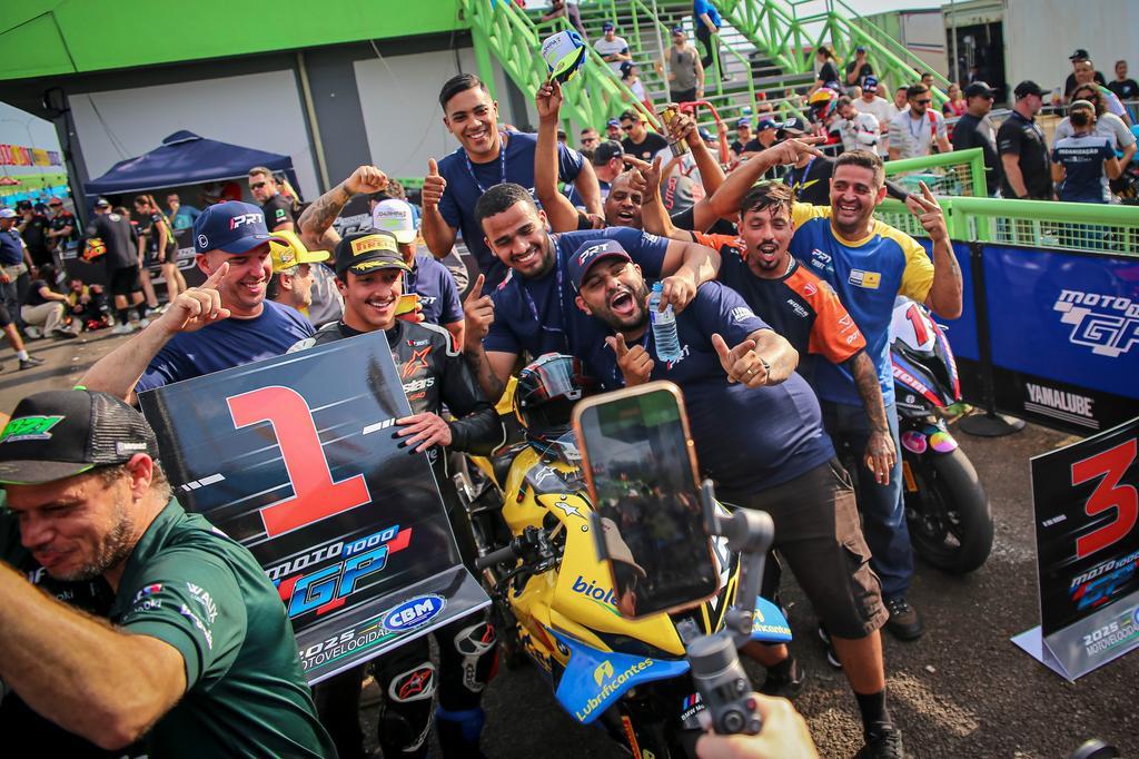 Theo Manna tem fim de semana perfeito, com superpole, recorde e vitória nas duas corridas da 6ª etapa em Santa Cruz