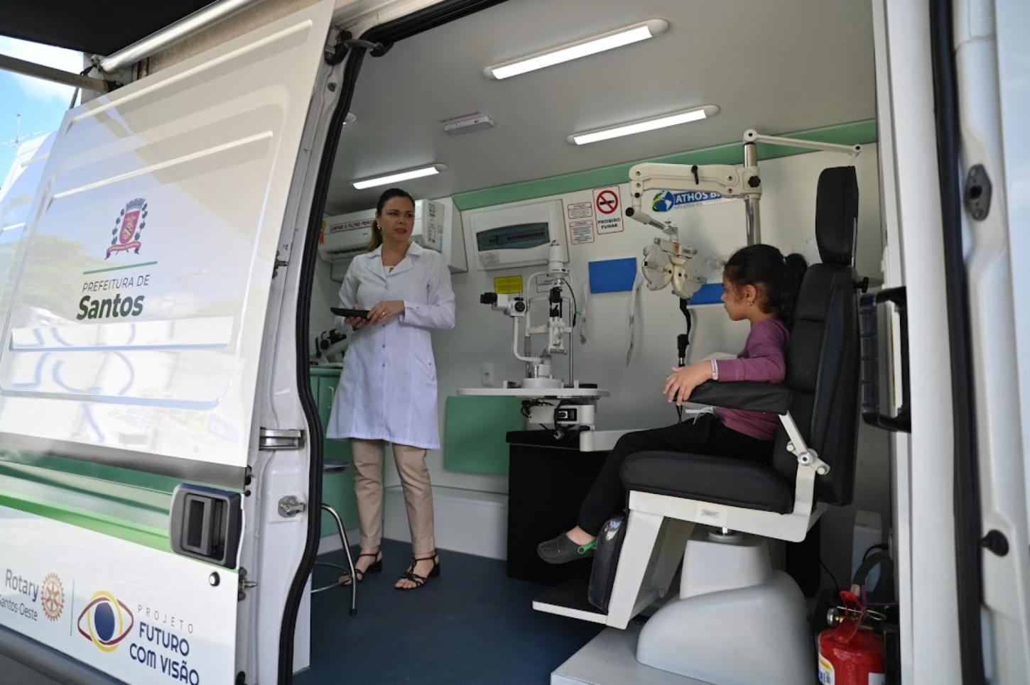 Van Oftalmológica examina alunos do Educandário Anália Franco, em Santos