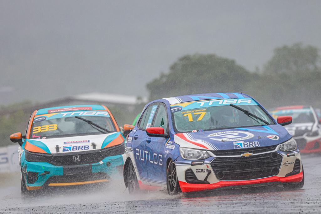 Victor Manzini vence sob chuva na reestreia com o New Onix na categoria B da Turismo Nacional em Campo Grande