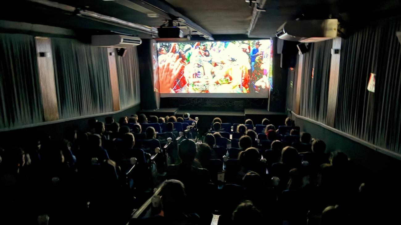 Carreta com cinema gratuito chega a São Paulo