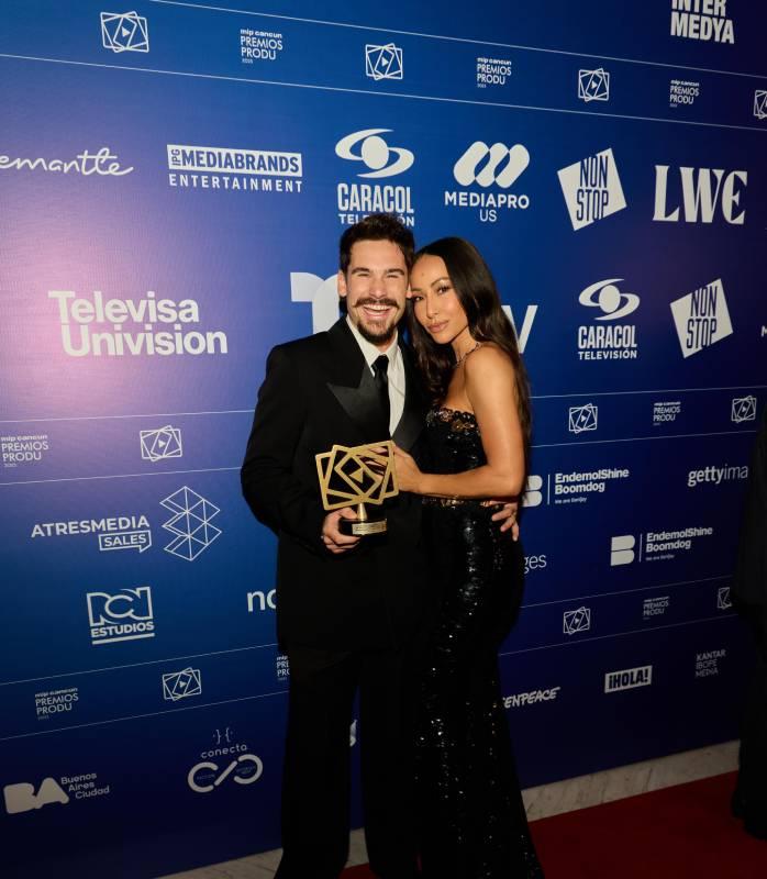 Casal brasileiro, Nicolas Prattes e Sabrina Sato, marcam presença nos Prêmios PRODU em Cancún