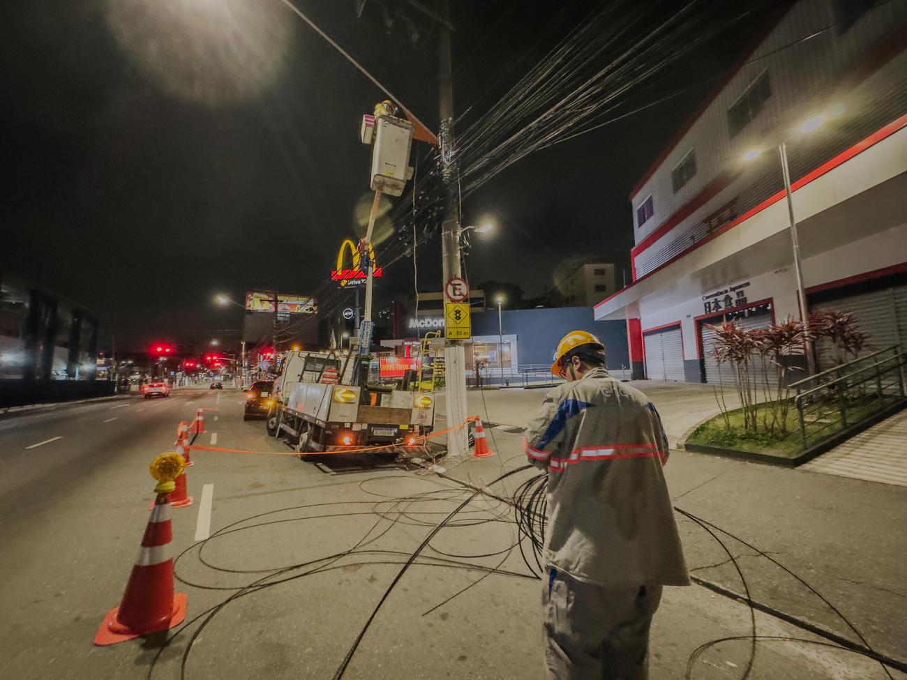 Em ação conjunta com a Enel, São Bernardo promove remoção de fios na Rua Jurubatuba