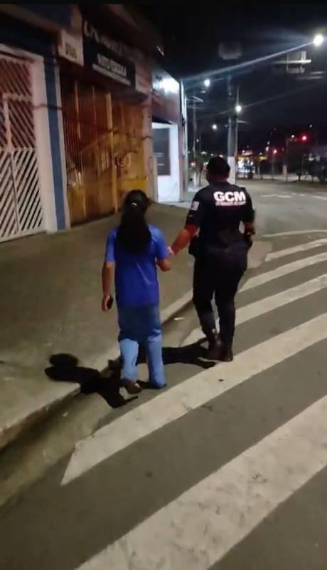 Em São Bernardo, GCM resgata menino autista perdido na madrugada após encontrá-lo correndo em via movimentada