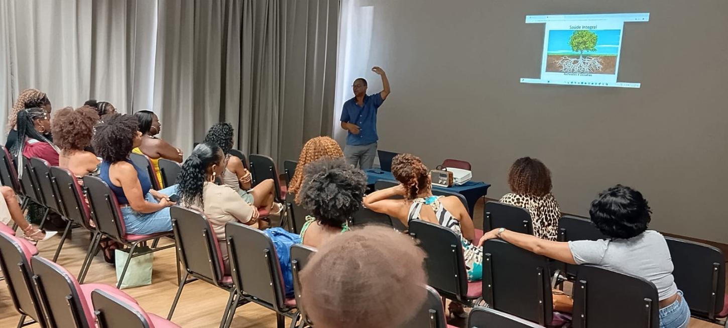 Finalistas do Beleza Negra participam de palestra sobre saúde mental com o psicólogo Dérmilon Evangelista