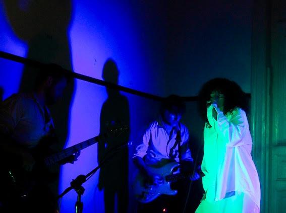 Jovens de Santos participam de oficina de criação artística e assistem ao espetáculo Vozes Veladas