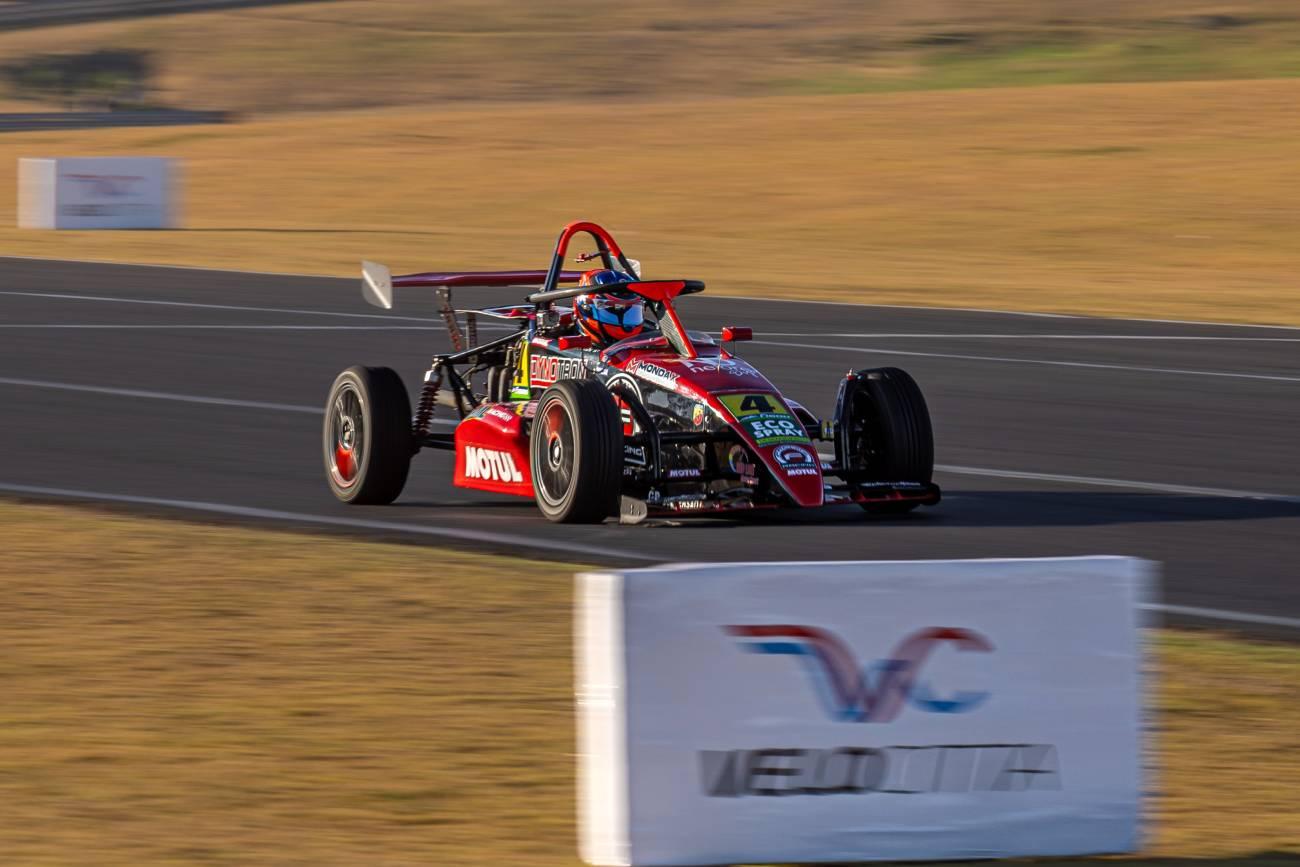 Marcel Fachini conquista tricampeonato antecipado na Fórmula 1600 em etapa interrompida por chuva no Velocitta
