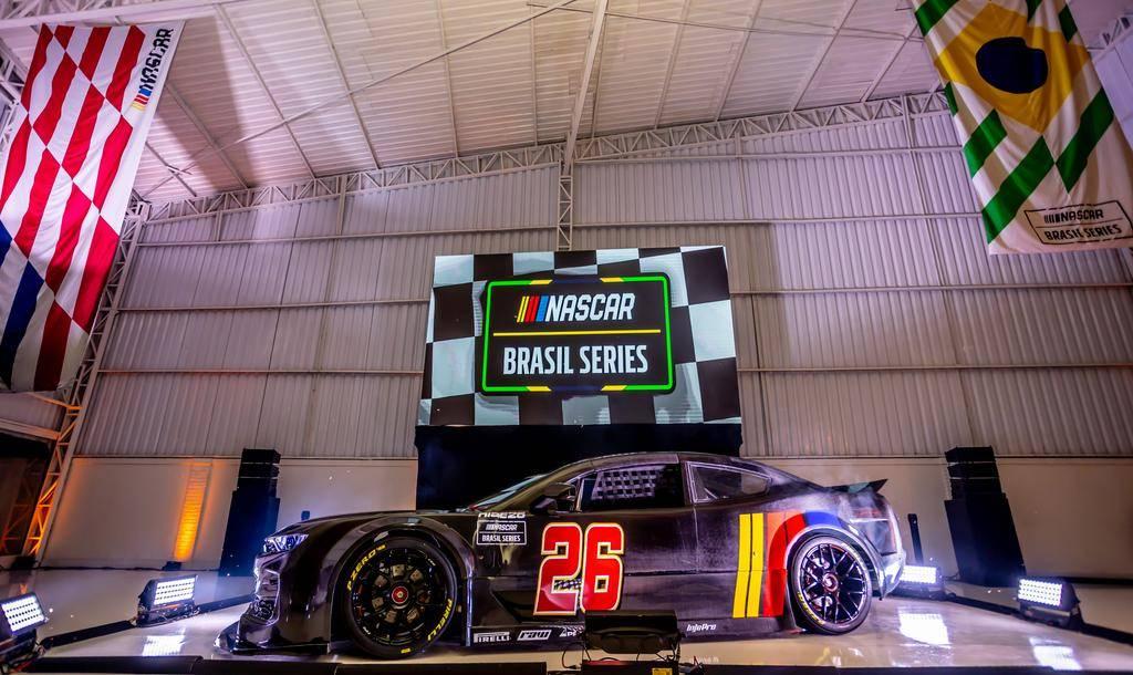 NASCAR Brasil apresenta carro oficial no 31º Salão Internacional do Automóvel de São Paulo