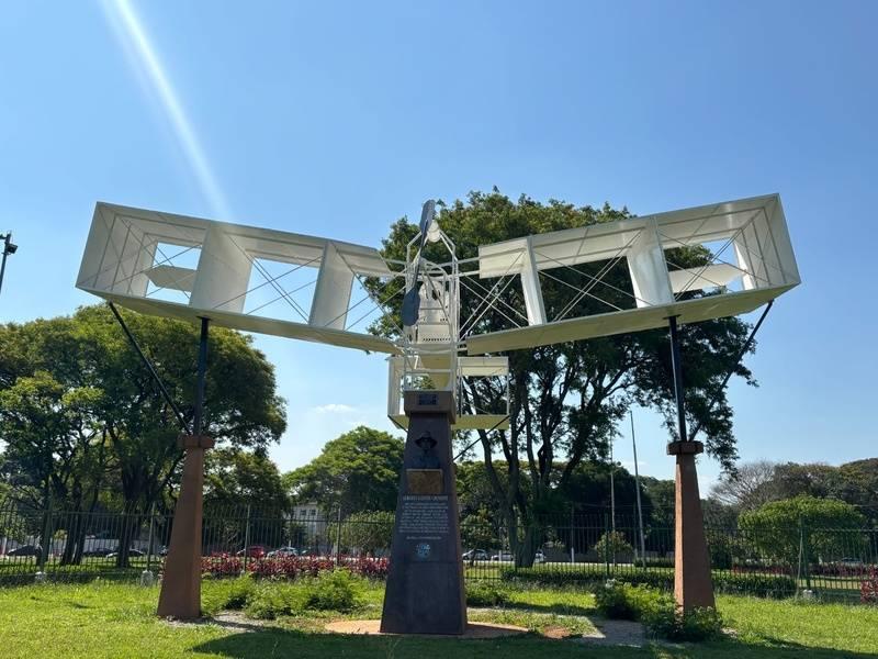 Réplica do 14-Bis já se encontra na Praça Campo de Bagatelle após restauro de R$ 179 mil