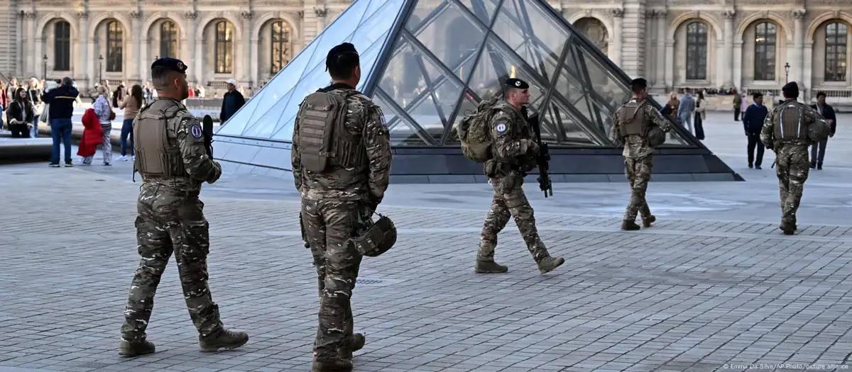 Roubo no Louvre foi realizado por amadores, diz promotoria