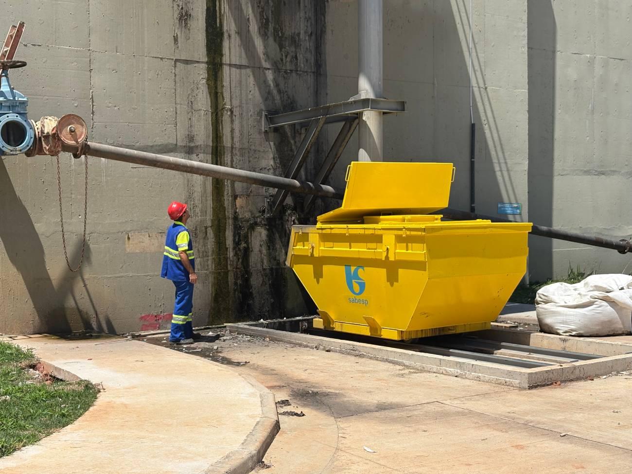 Sabesp recolhe 800 toneladas de lixo por mês das redes e estações de tratamento de esgoto