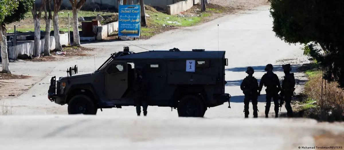 Soldados de Israel atiram em palestinos em aparente rendição