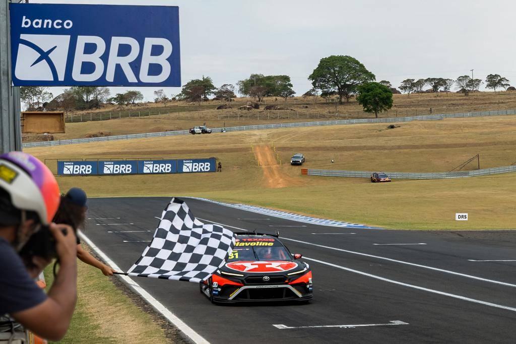 Stock Car estreia corrida noturna em Cuiabá com temporada marcada por 12 vencedores e equilíbrio histórico