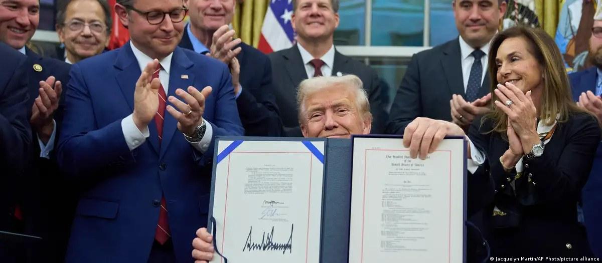 Trump sanciona lei que encerra shutdown recorde nos EUA