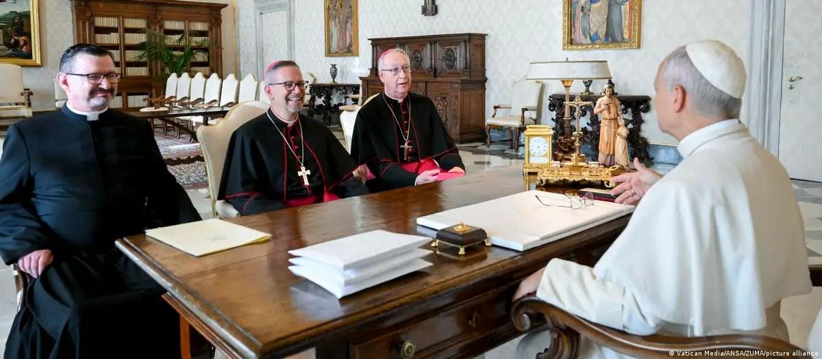 Vaticano devolve artefatos indígenas ao Canadá