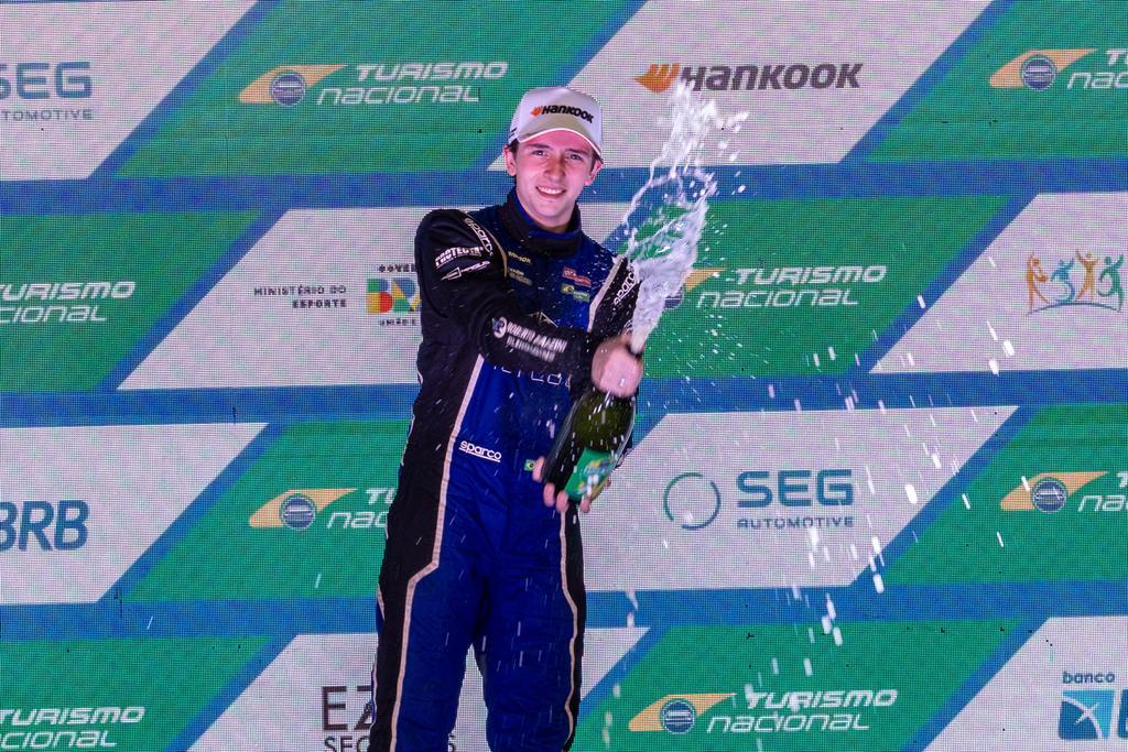 Victor Manzini conquistou dois troféus na Turismo Nacional em Cuiabá