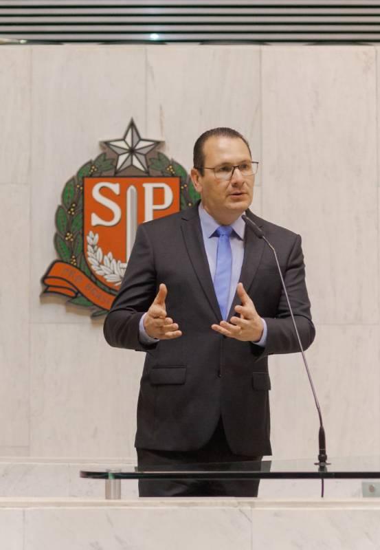 Alesp aprova lei que obriga escolas a terem “manual de etiqueta” para uso da Internet