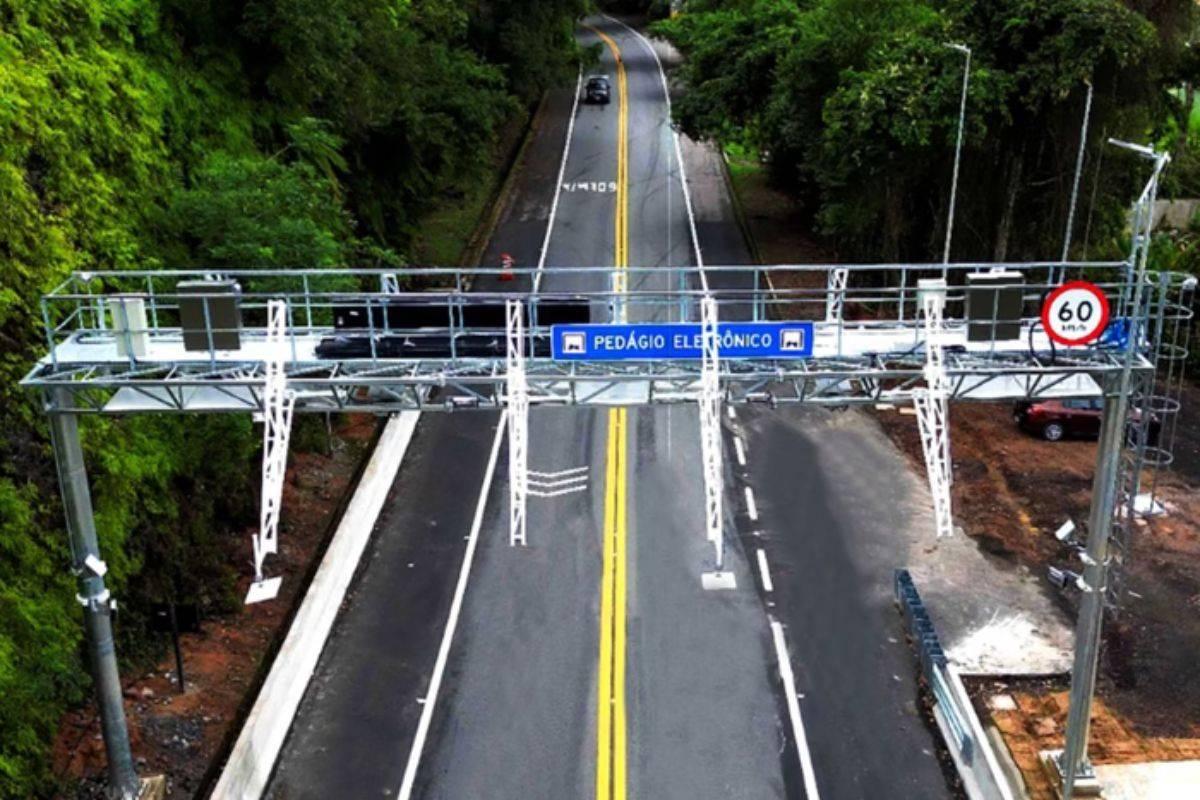 Cobrança do pedágio Free Flow na Rodovia Presidente Dutra entra em vigor neste sábado (6)