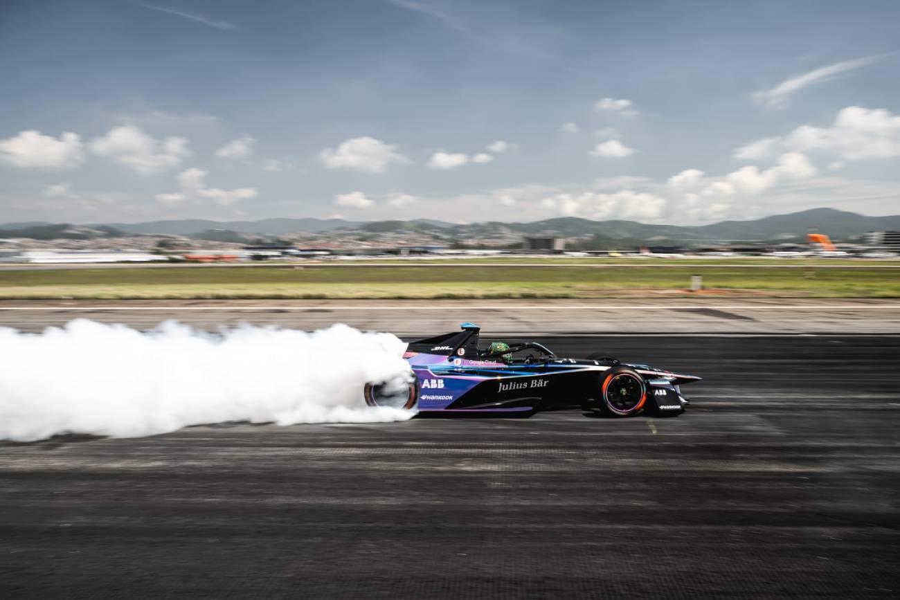 Fórmula E fecha parceria com GRU Airport, e Felipe Drugovich pilota carro elétrico GEN3 Evo na pista de Guarulhos