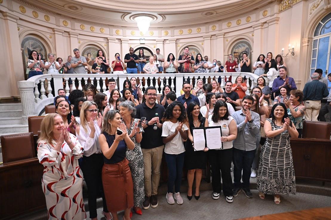 Novo programa levará estudantes e professores de Santos para experiência no exterior