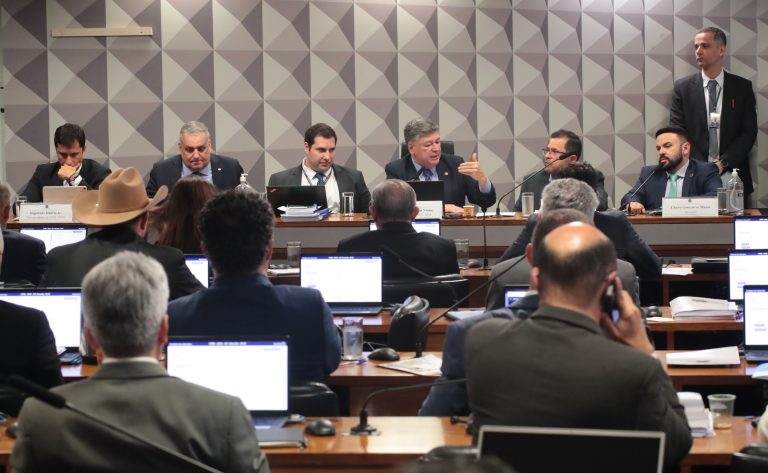 Obrigado a depor, ex-diretor do INSS não explica aumento de descontos em massa