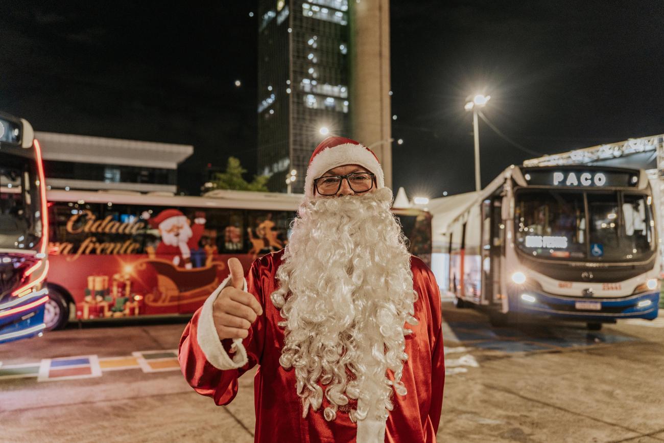 Ônibus temáticos levam população gratuitamente ao Natal Iluminado do Paço Municipal de São Bernardo