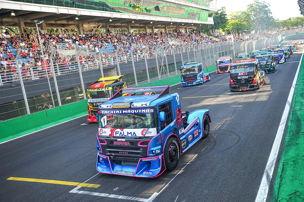 Caminhões vão à pista de Interlagos para a abertura da Fórmula Truck