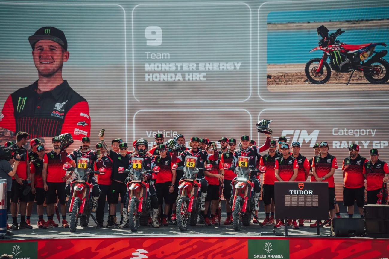 Equipe Monster Energy Honda HRC no pódio do Rally Dakar 2026 após etapa final histórica