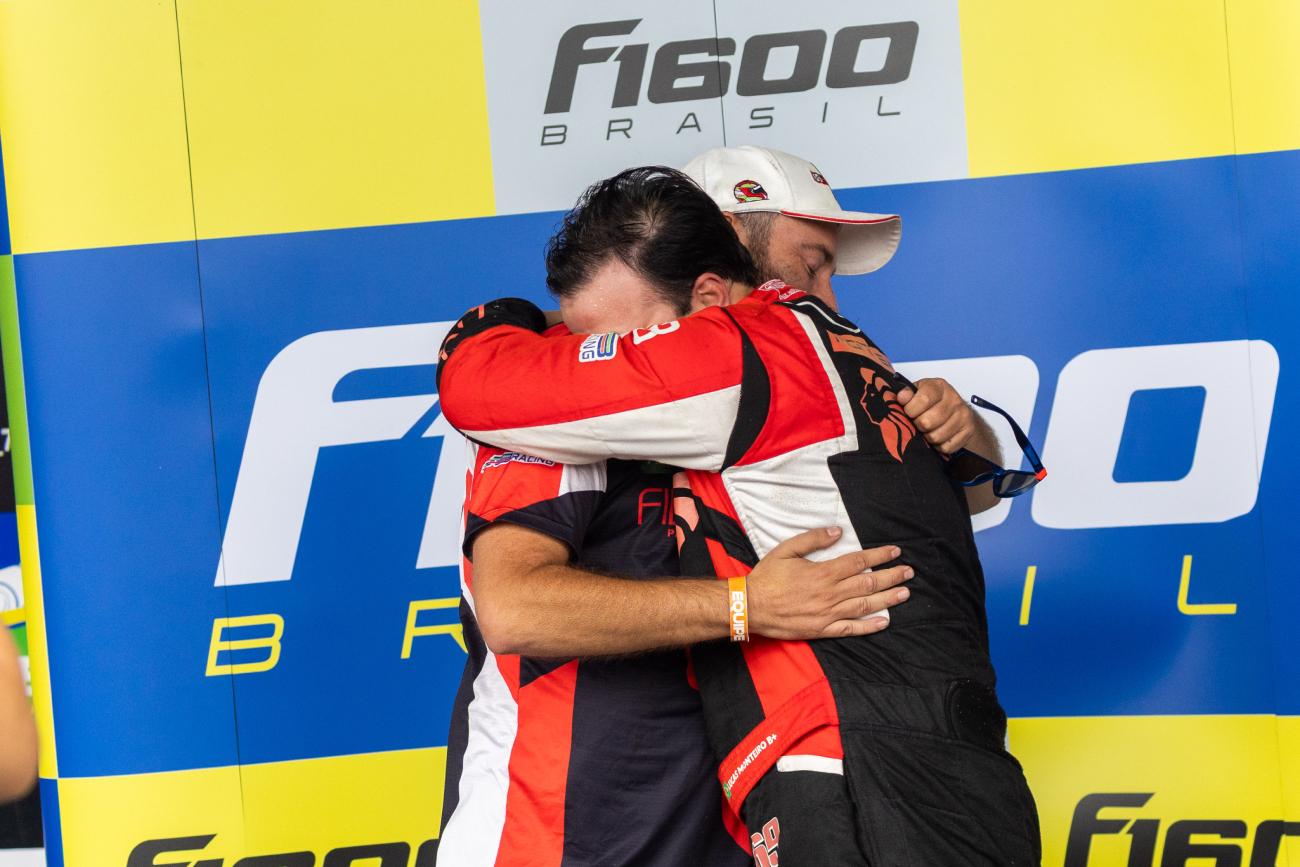 Lucas Monteiro vence Corrida 1 em Interlagos e inicia trajetória na Divisão Super da Fórmula 1600 no topo do pódio