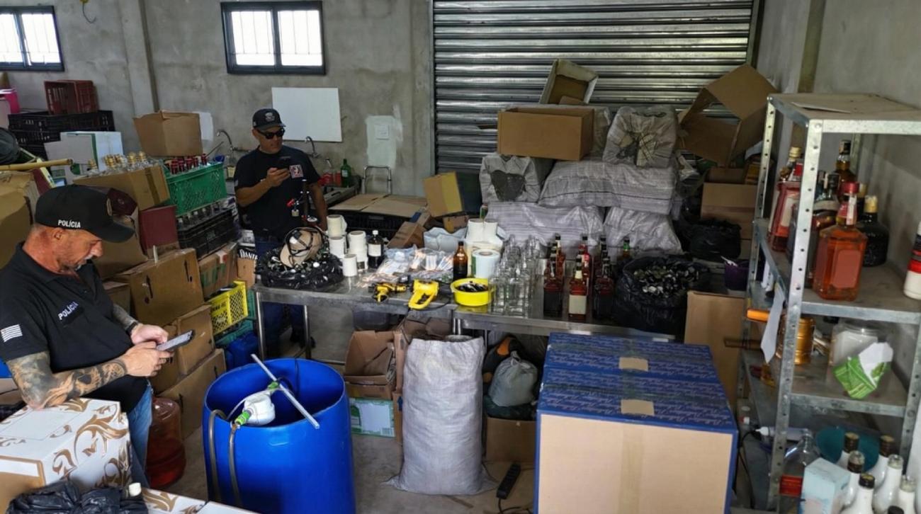Polícia Civil faz operação contra falsificação de bebidas alcoólicas no interior do estado