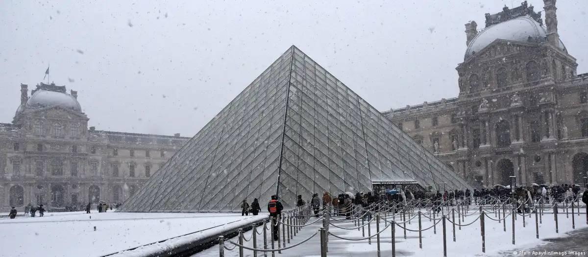 Diretora do Louvre pede demissão após roubo de joias