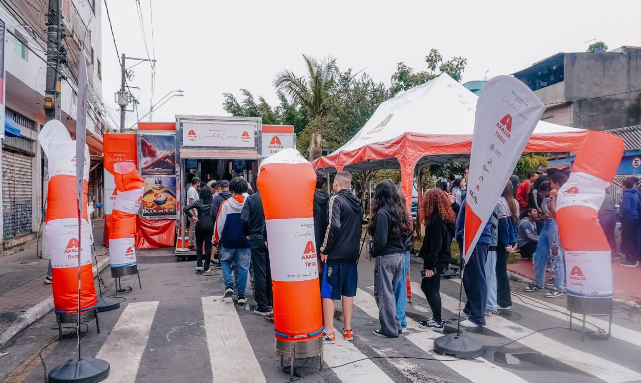 Em São Bernardo, carreta itinerante transforma paisagem da Vila São Pedro com sala de cinema e sessões gratuitas