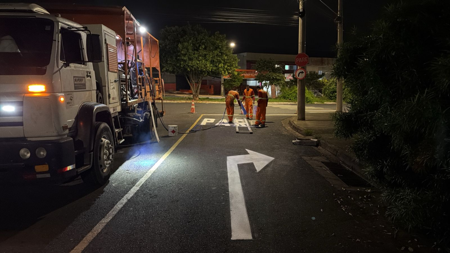 Prefeitura implementa operação noturna para reforçar sinalização viária em Uberlândia