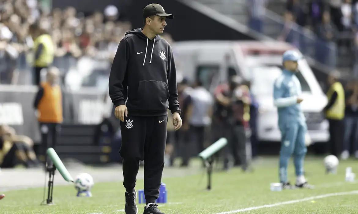 Técnico Lucas Piccinato é demitido da equipe feminina do Corinthians
