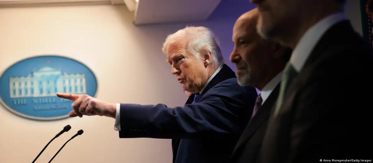 Trump eleva tarifas globais de 10% para 15%