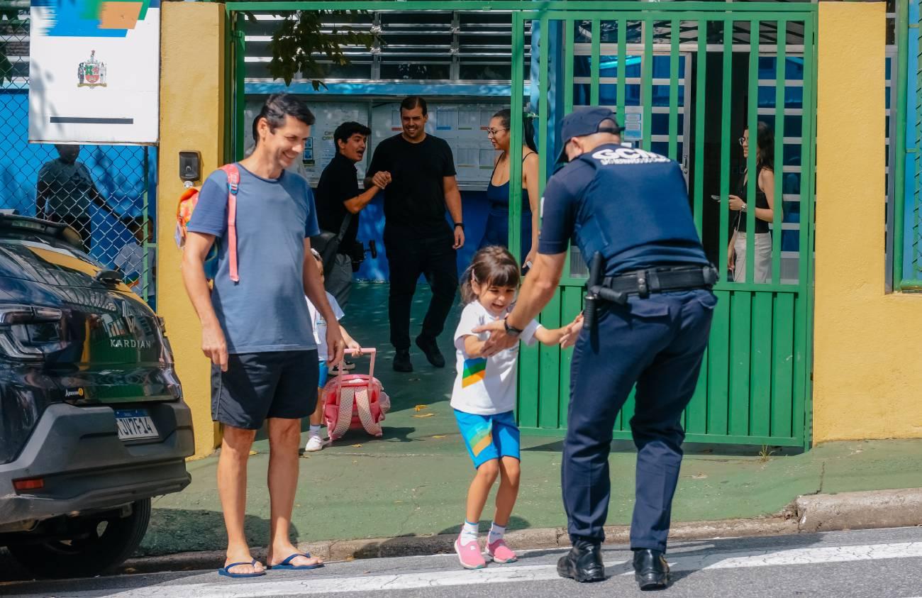 Volta às aulas em São Bernardo tem reforço da GCM para garantir segurança nas escolas