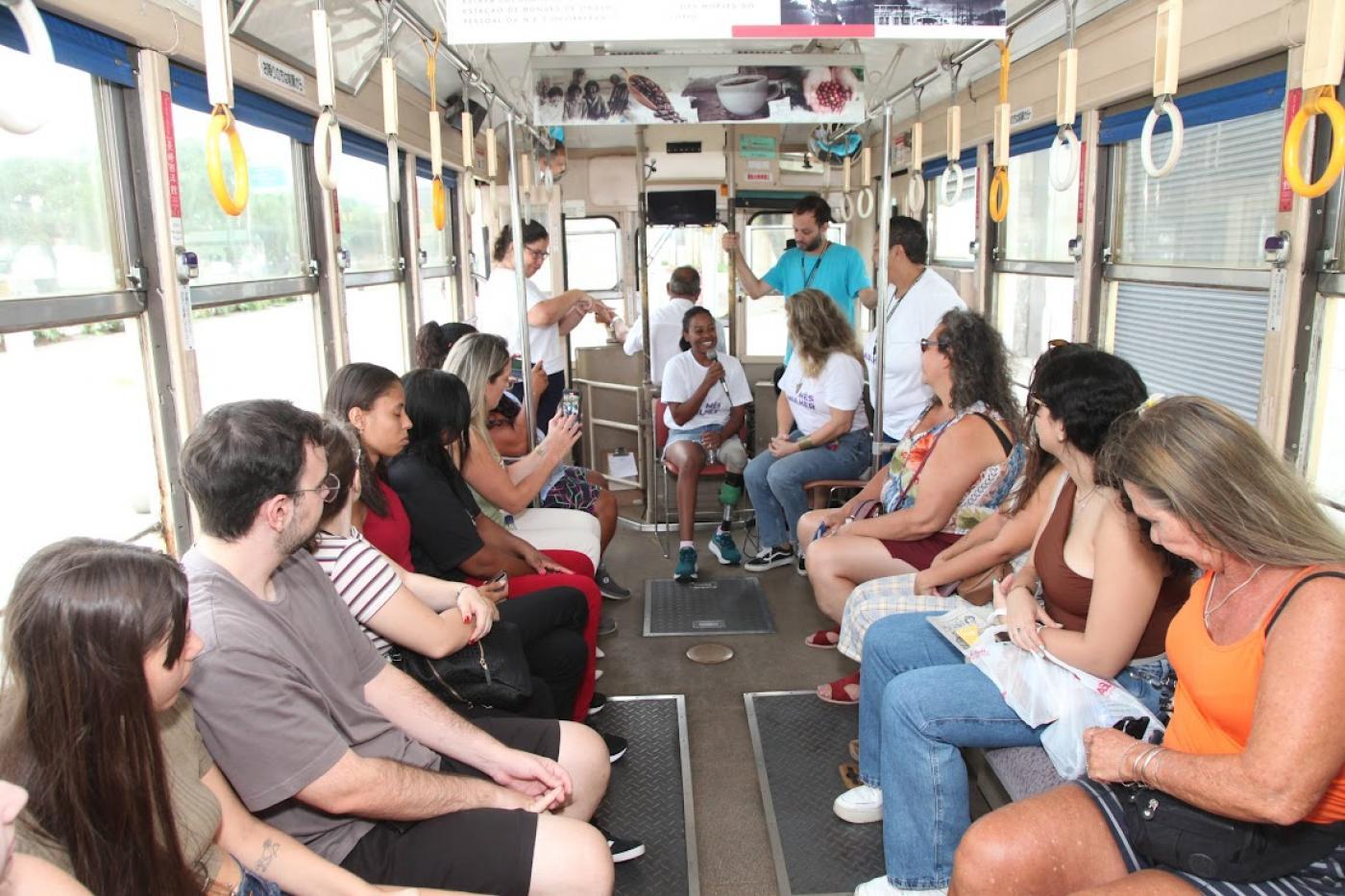 Bonde de Santos realiza passeios especiais com reflexão e informação para mulheres