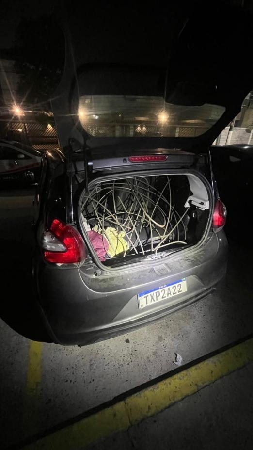 Câmeras de monitoramento de Santos identificam furto e acionam policiais para prender trio