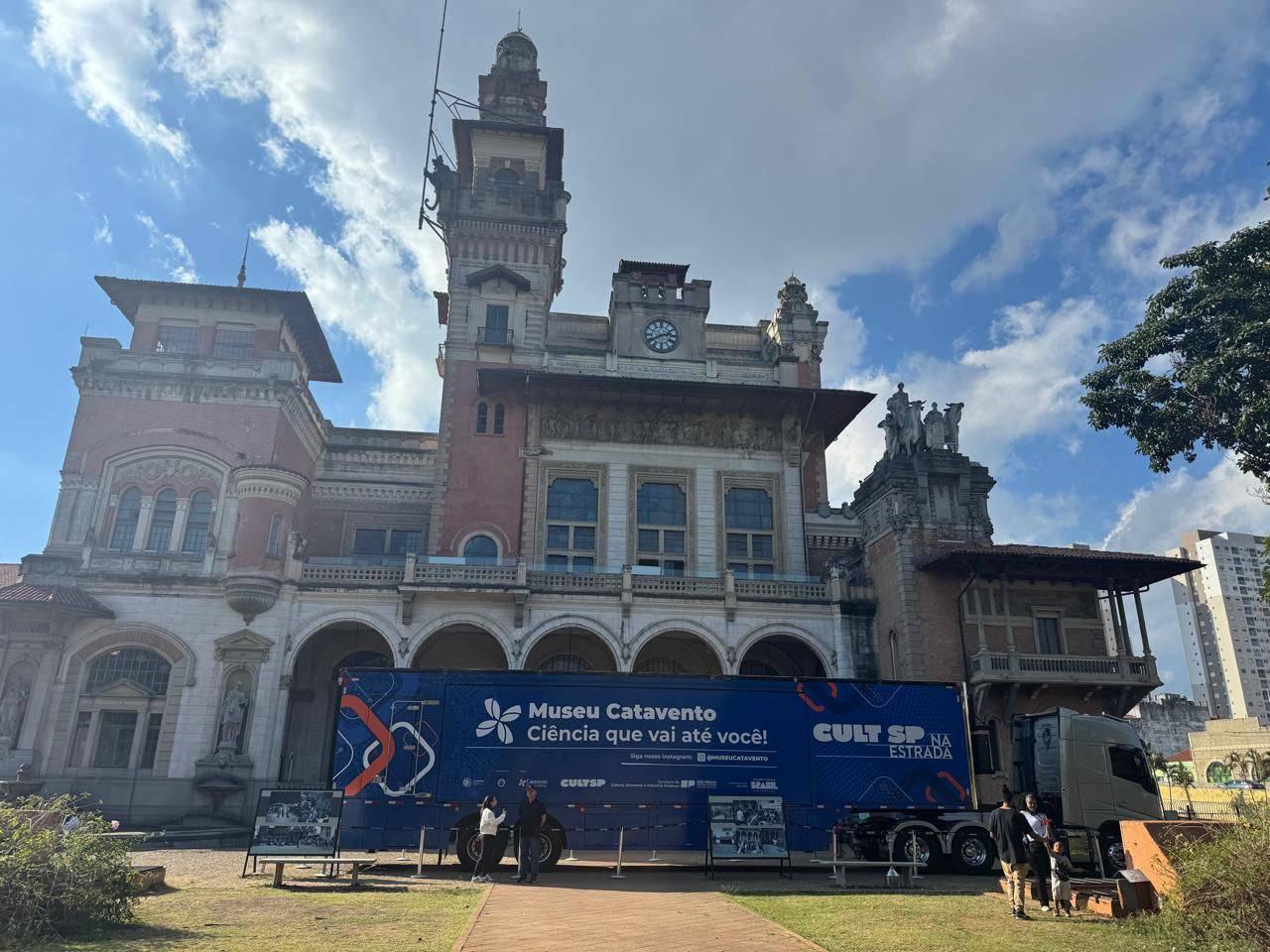 Carreta do Museu Catavento vai a Santos com exposição itinerante pelo estado de São Paulo