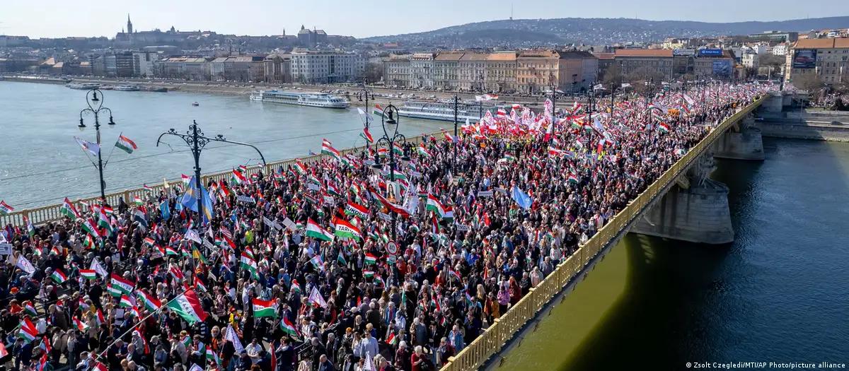 Comícios de Orbán e de opositor reúnem multidões na Hungria