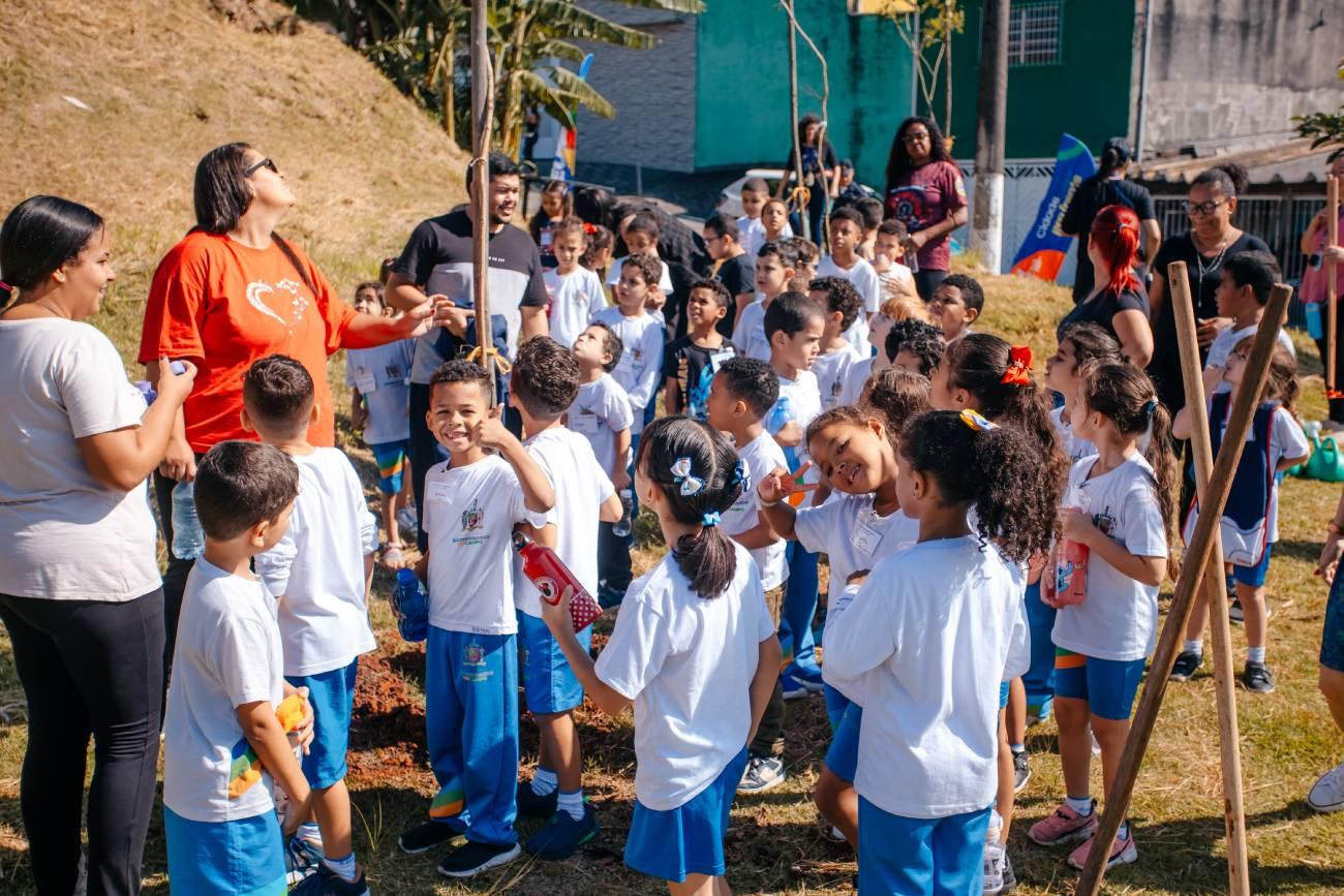 Estudantes de São Bernardo vivem educação ambiental na prática com plantio de mudas de ipê