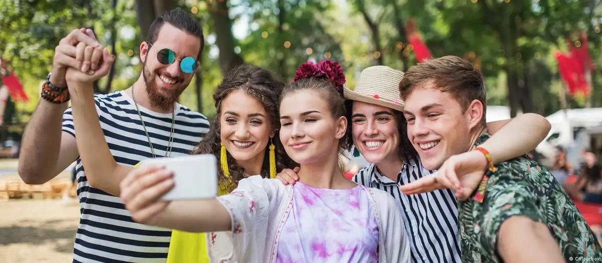 Excesso de redes sociais torna jovens infelizes, diz estudo