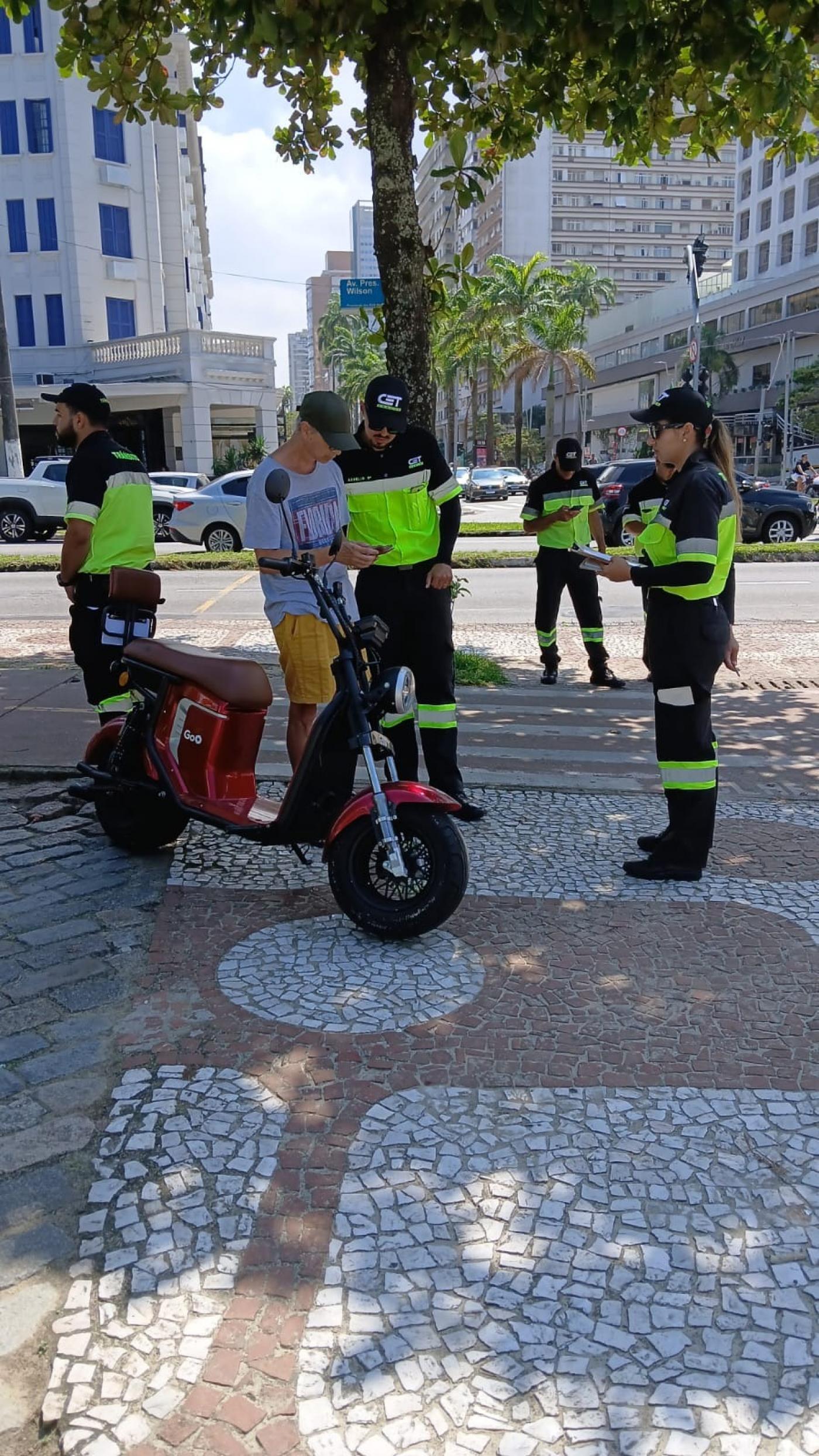 Fiscalização na ciclovia da orla de Santos é intensificada para coibir veículos irregulares