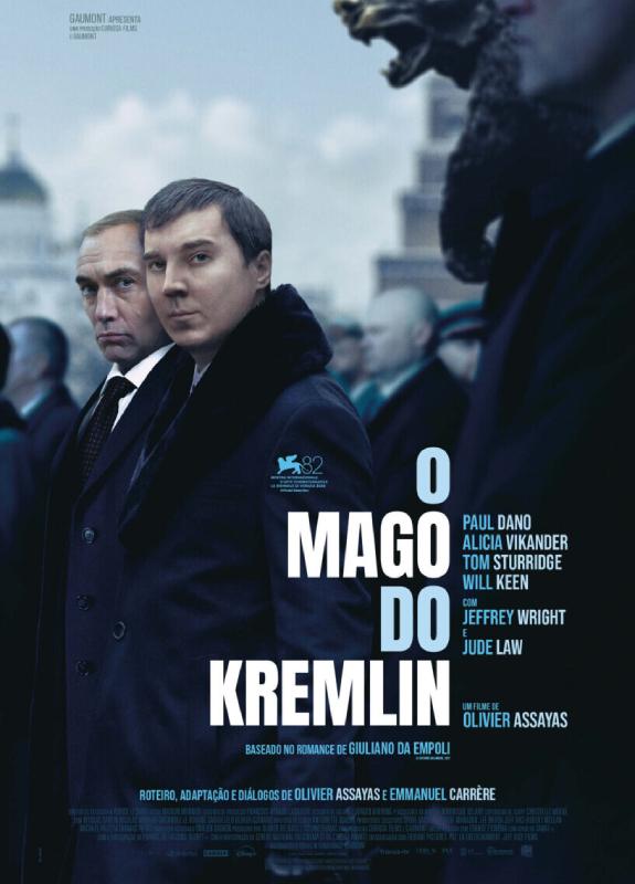 Jude Law e Paul Dano falam sobre O Mago do Kremlin, novo thriller político de Olivier Assayas, que estreia em 9 de abril nos cinemas