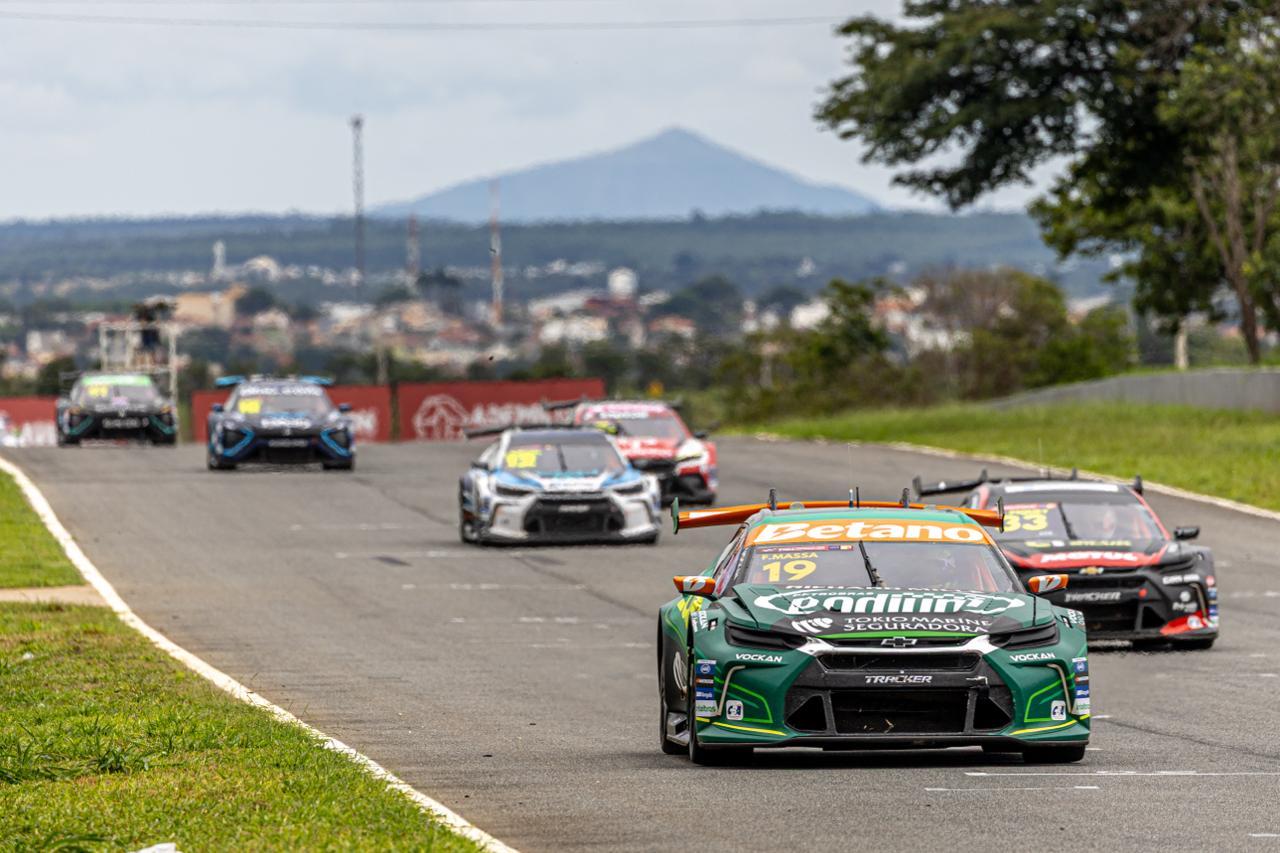 Julio coloca Time Lubrax TMG no top-10 e Massa escala o pelotão na abertura da Stock Car