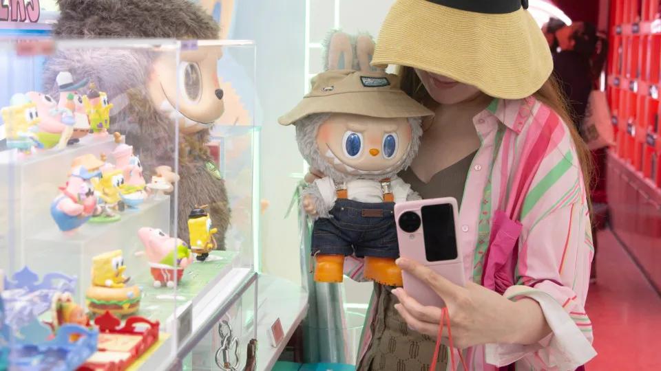 Labubus, bonecos que viralizaram, vão ganhar filme com atores e animação