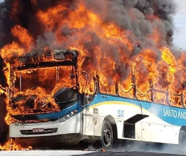 Ônibus em Santo André pega fogo e nenhum passageiro ficou ferido