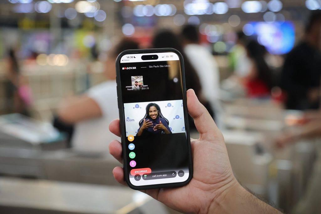 Passageiros surdos terão atendimento em Libras por videochamada no Metrô de SP