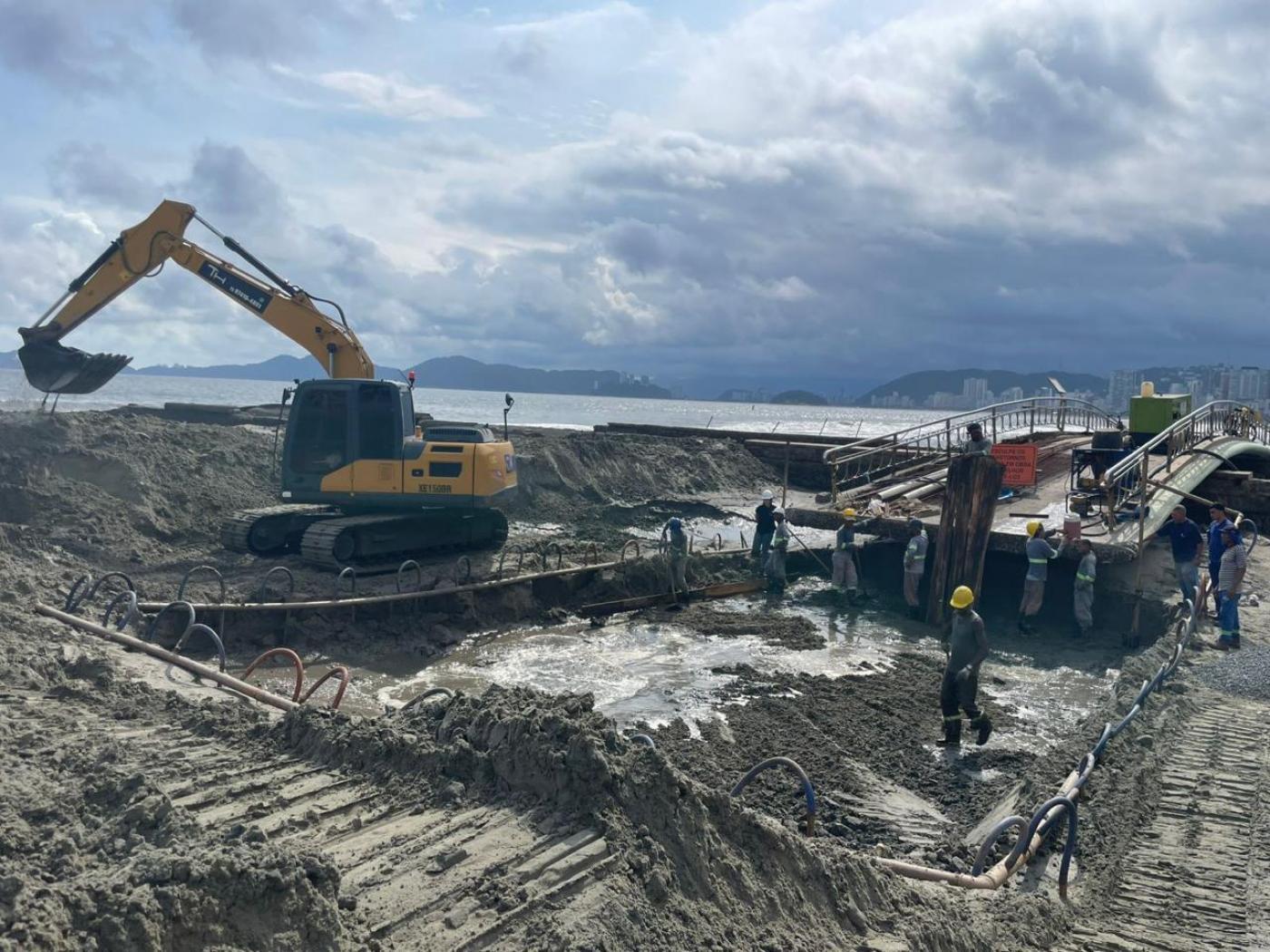 Passarela sobre o canal 5, em Santos, começa a ser ampliada