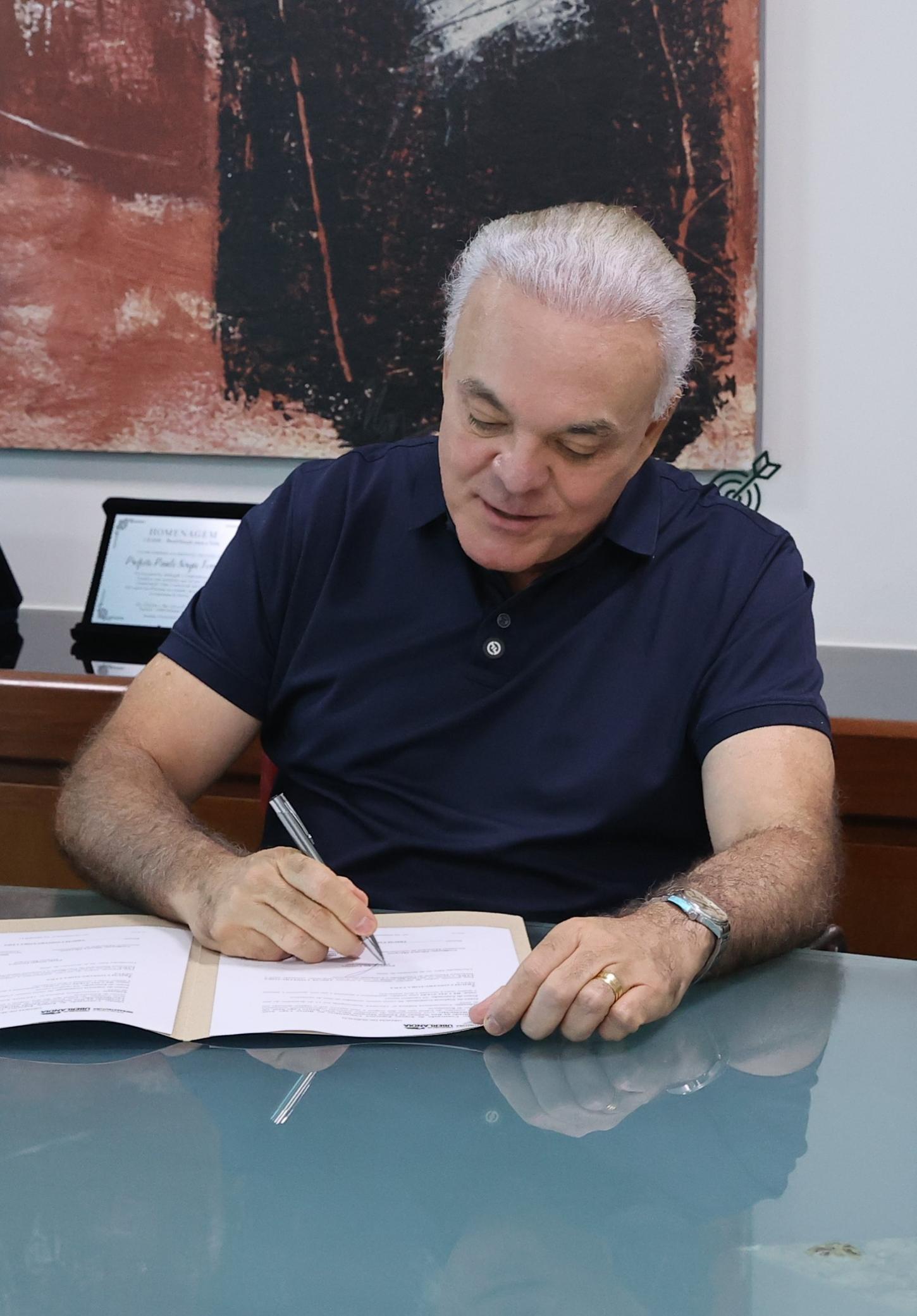 Prefeitura assina ordens de serviço para recapeamento em avenida na região Leste e construções de Pista de Atletismo e Espaço Esportivo Comunitário no setor Oeste