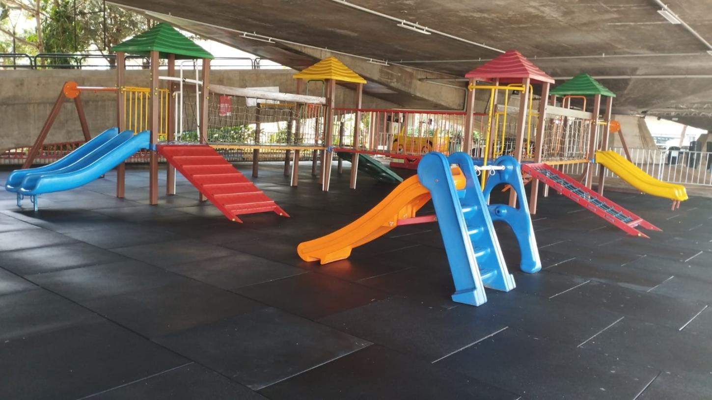 Prefeitura reabre playground do Centro Municipal de Cultura com novo piso amortecedor de impacto